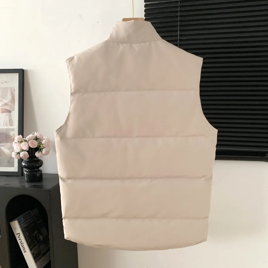 Style number: Y 138 𝑪𝒂𝒏𝒂𝒅𝒂 𝑮𝒐𝒐𝒔𝒆Canada Goose counter level! Canadagoose/Canada Goose New Arrival "2078APPSeries" down vest for men and women Material list: 1⃣ Original custom-made double plain 9500-100% nylon nylon fabric 2⃣ Original YKK zipper, non-sub-factory product 3⃣ National standard 80% white duck down from Guangzhou Inspection, (zp uses 80% white duck down/any boasts of 90% are fake) Material analysis characteristics: 1⃣ Original factory/9500-100% nylon 100% nylon Lurex yarn is actually 100% nylon, which is rarely pure now. Most of them are mixed with cotton thread or polyester. Our top original version is developed in accordance with ZP and uses the same material. 2⃣ As we all know, the original version uses 80% white duck down. The fill power refers to the cubic inches of volume occupied by each ounce (30 grams) of down under certain conditions. If the space occupied by one ounce of down is cubic inches, the fill power of the down is called . So we can simply understand it as: fill power is the volume of down, and the volume of down is fill power. The higher the fill power of down, it means that under the same filling amount, down can fix a larger volume of air layer to keep warm and insulate, so the warmth retention of down is better. Size:XS-2XL Color: Navy Blue Beige Gray Black Label Gray Red Label Black Red Label Black Black Label Red Blue Pink